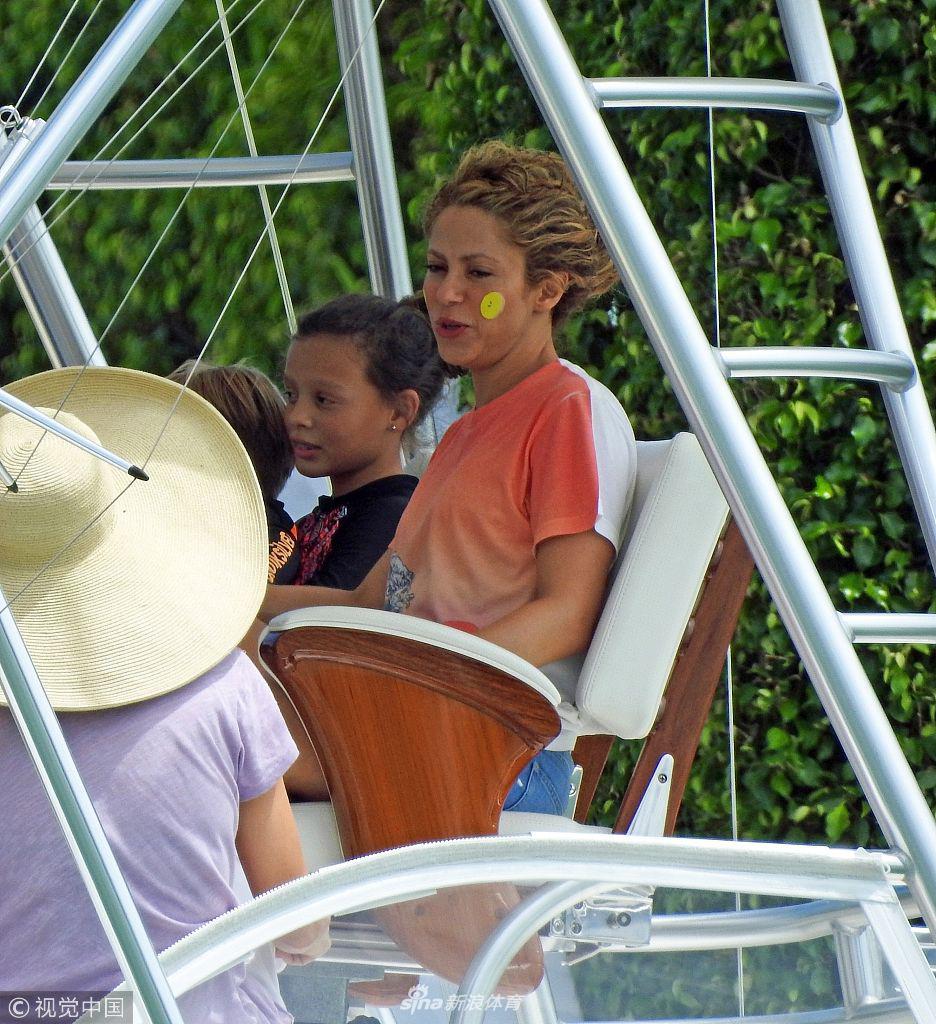 夏奇拉拖家带口迈阿密度假忙成一团