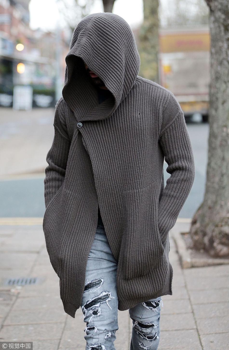 萨拉赫外出宽大毛衣蒙头遮面