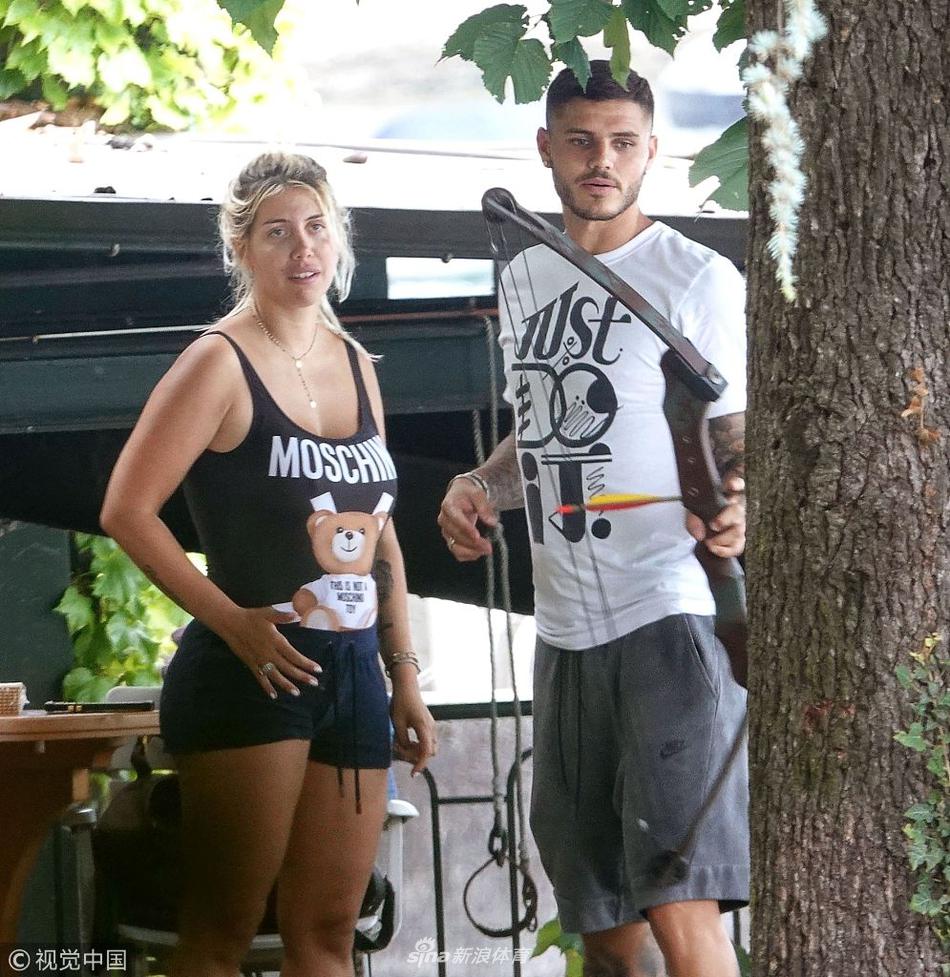 伊卡尔迪逛公园娇妻不复往日惹火身材