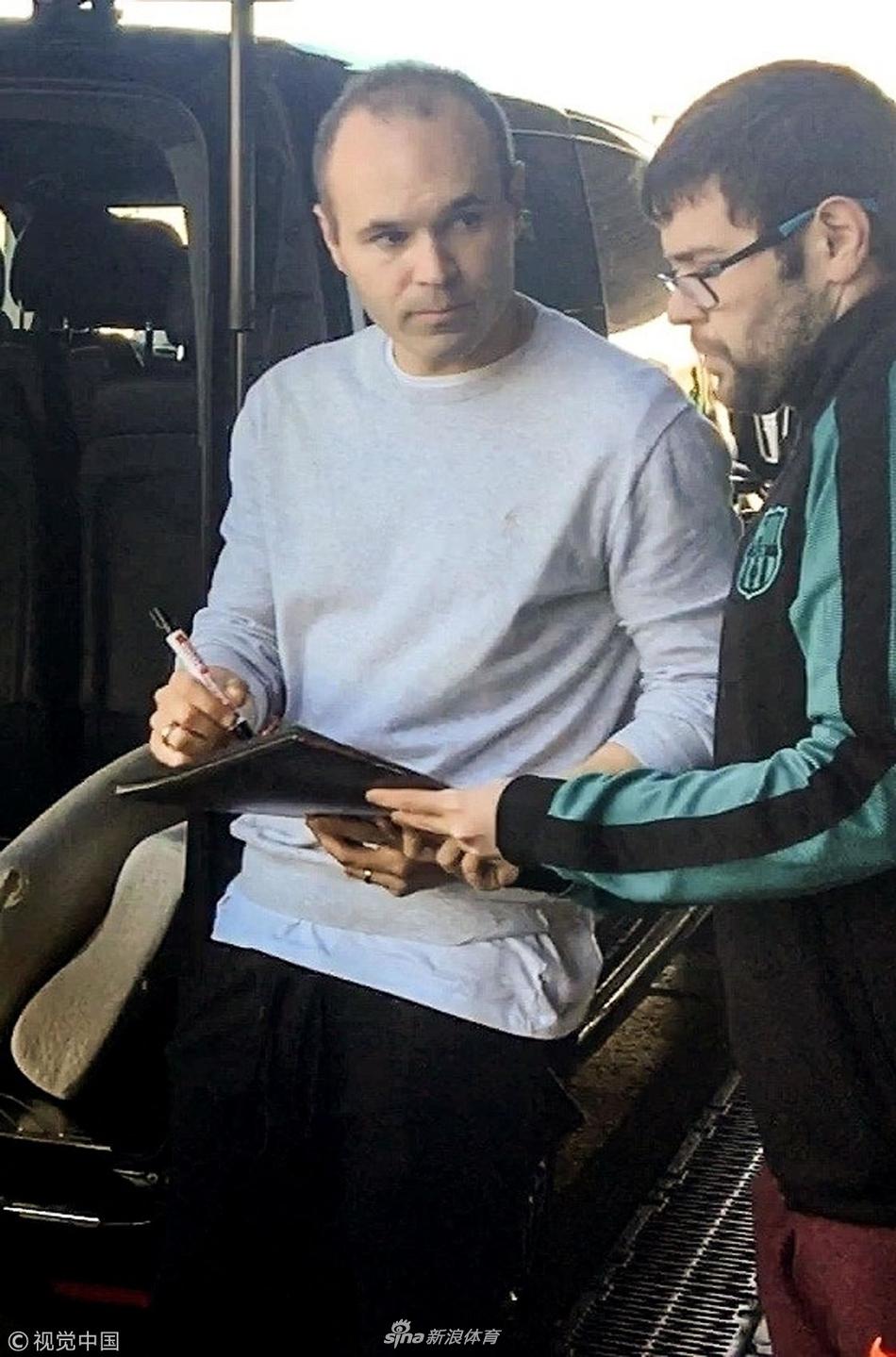 伊涅斯塔现身巴塞罗那机场