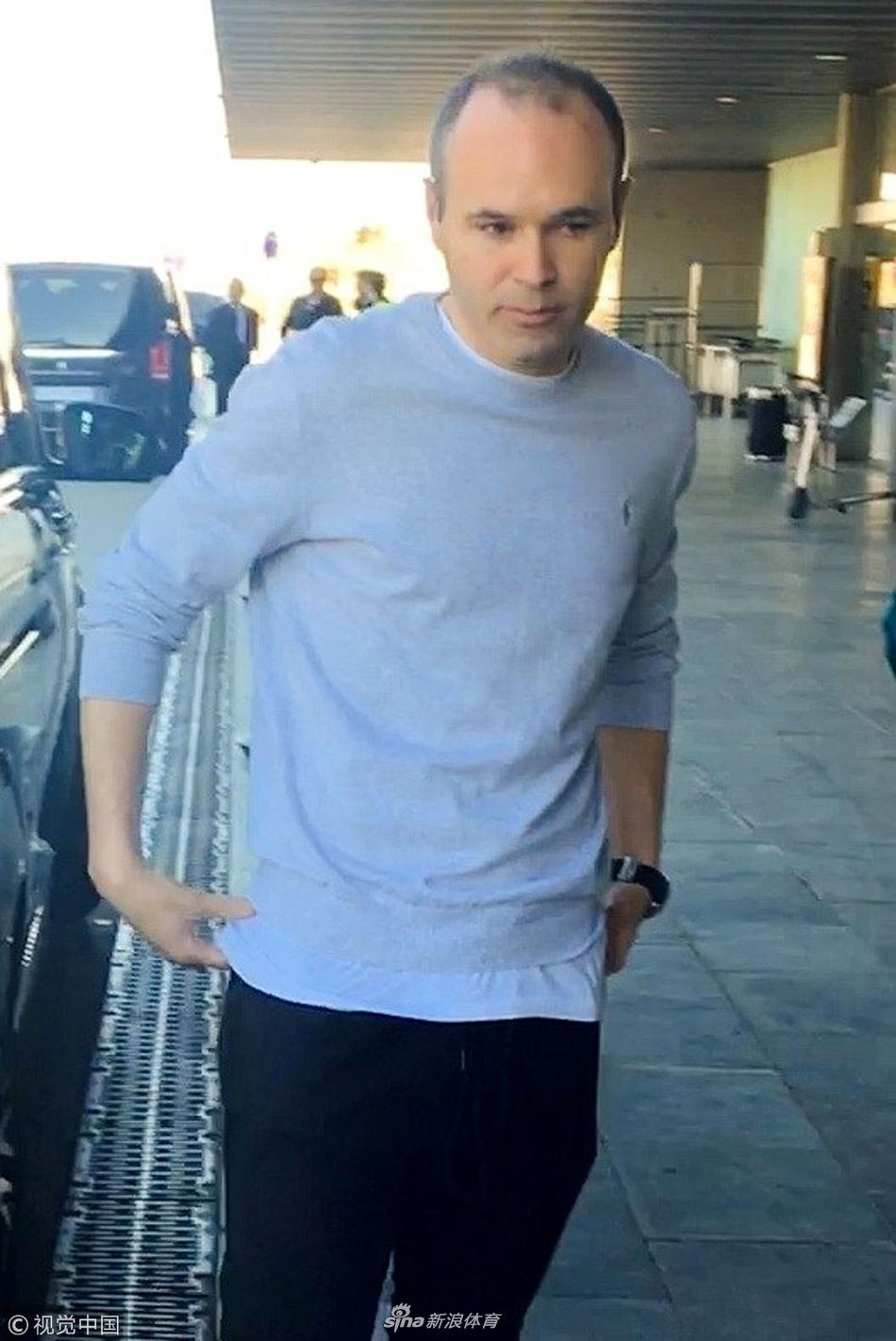 伊涅斯塔现身巴塞罗那机场