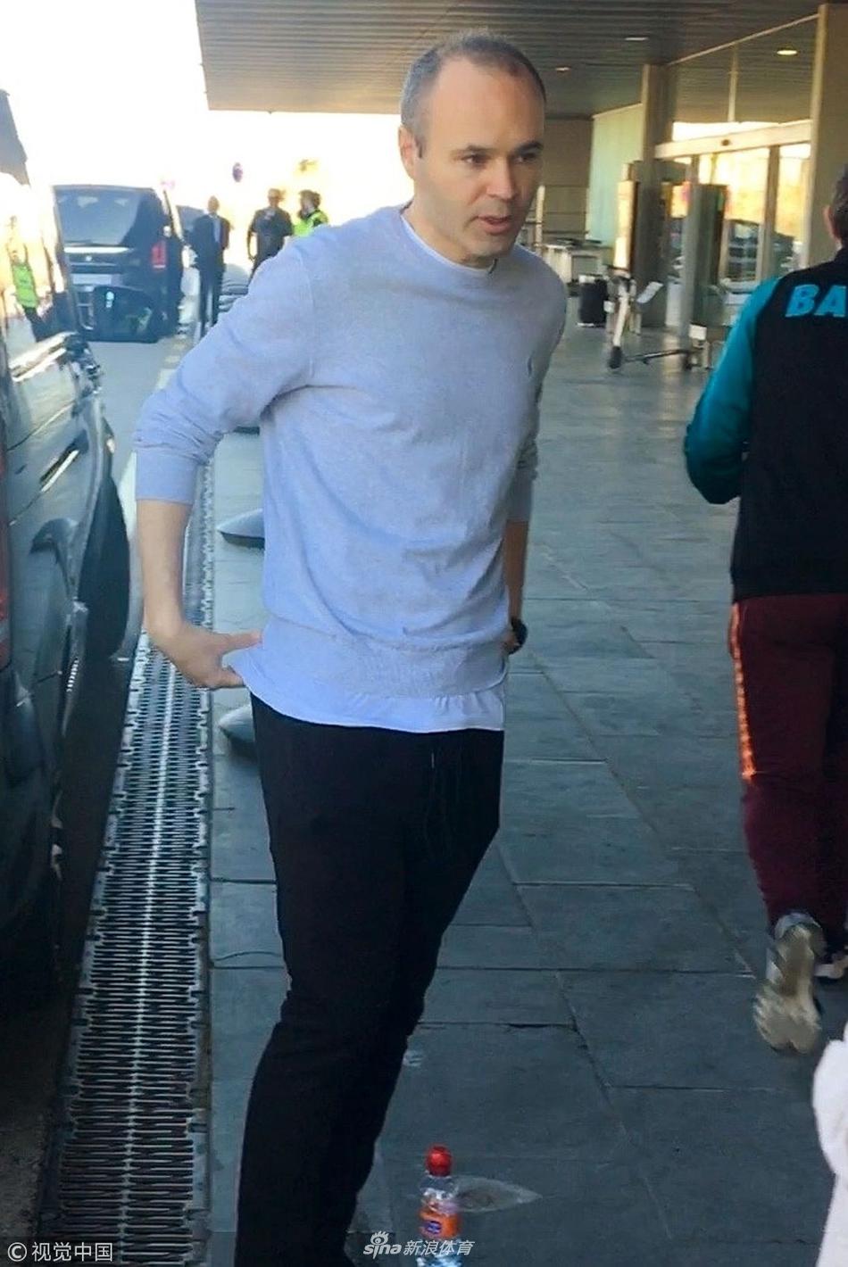 伊涅斯塔现身巴塞罗那机场