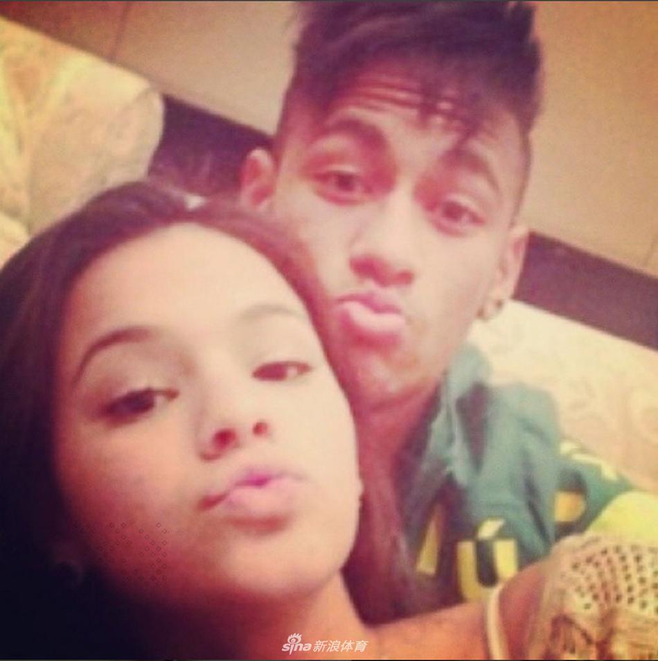 内马尔布鲁娜同框画面回顾恩爱时刻