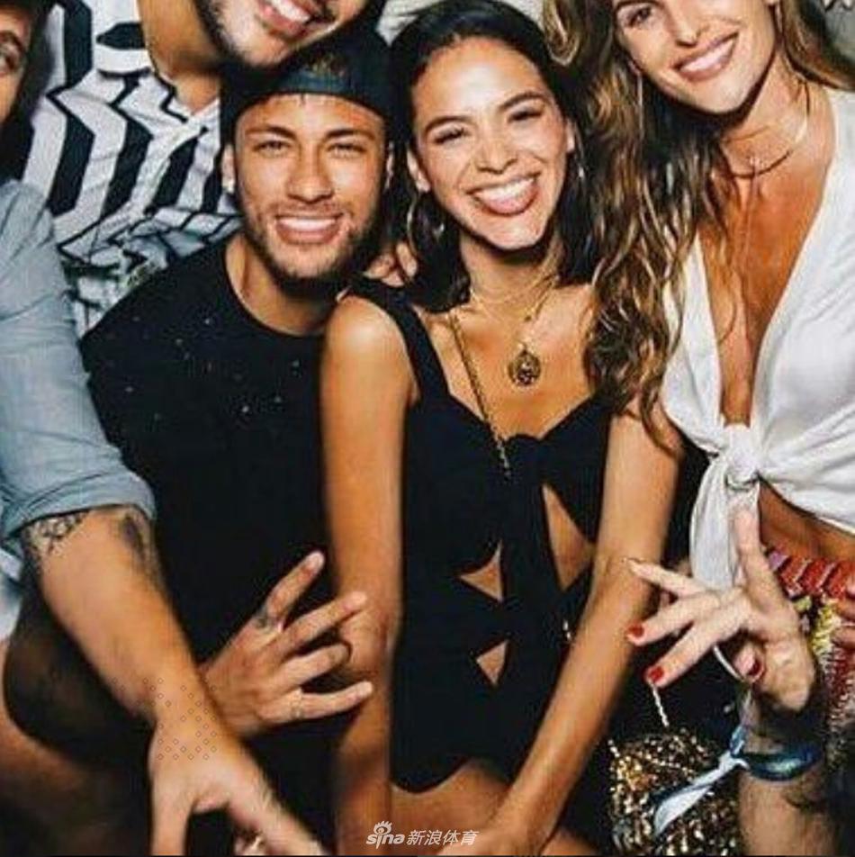 内马尔布鲁娜同框画面回顾恩爱时刻