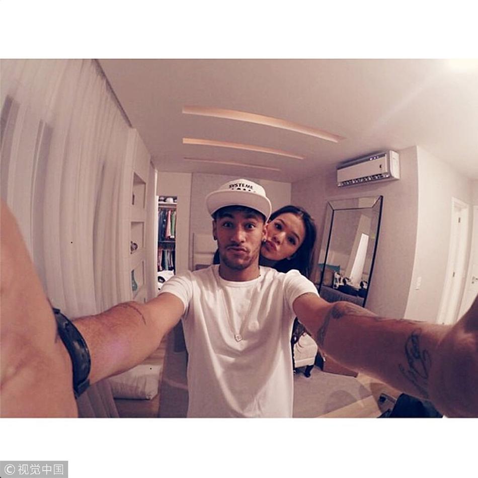 内马尔布鲁娜同框画面回顾恩爱时刻