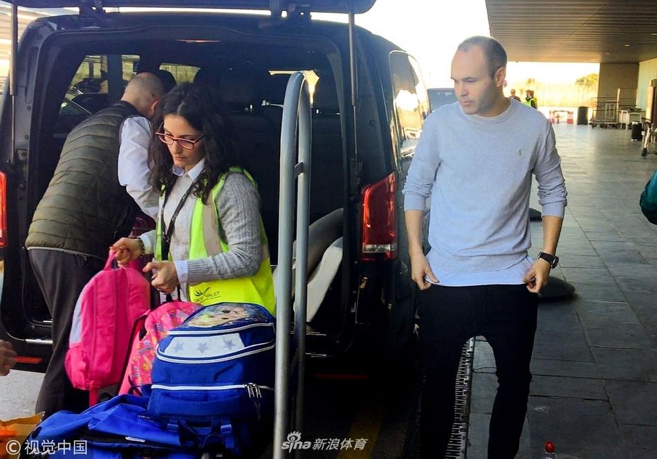 伊涅斯塔现身巴塞罗那机场