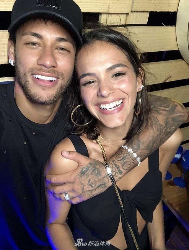 内马尔布鲁娜同框画面回顾恩爱时刻