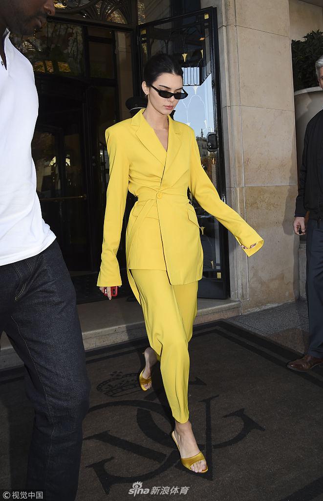 詹娜秀性感蜂腰大方合影粉丝