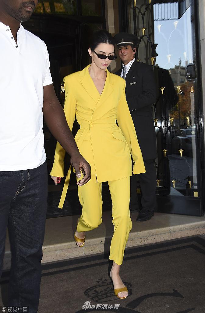 詹娜秀性感蜂腰大方合影粉丝