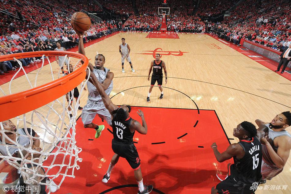 维金斯攻击篮筐