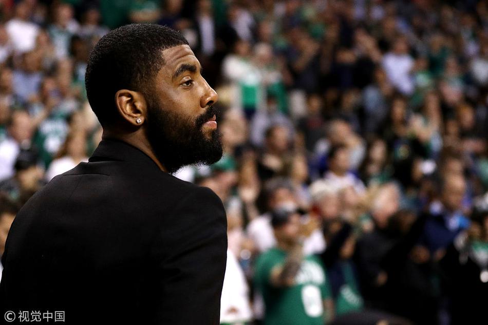 欧文现场观看球队比赛