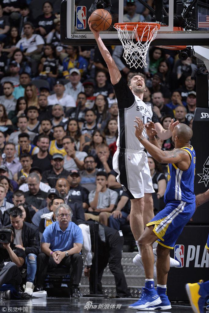 加索尔反手上篮