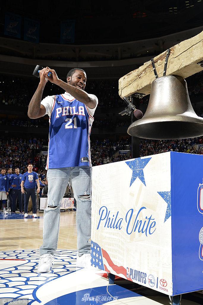 出狱歌手现身费城为76人打call