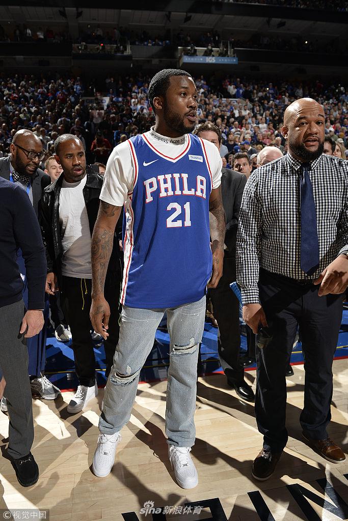 出狱歌手现身费城为76人打call