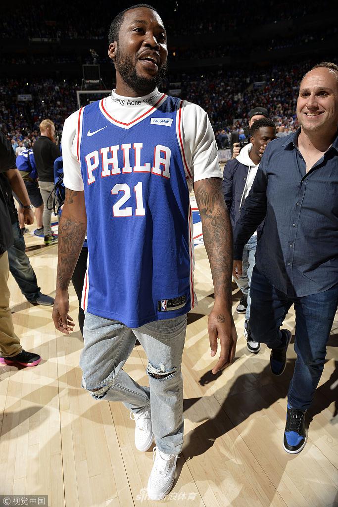 出狱歌手现身费城为76人打call