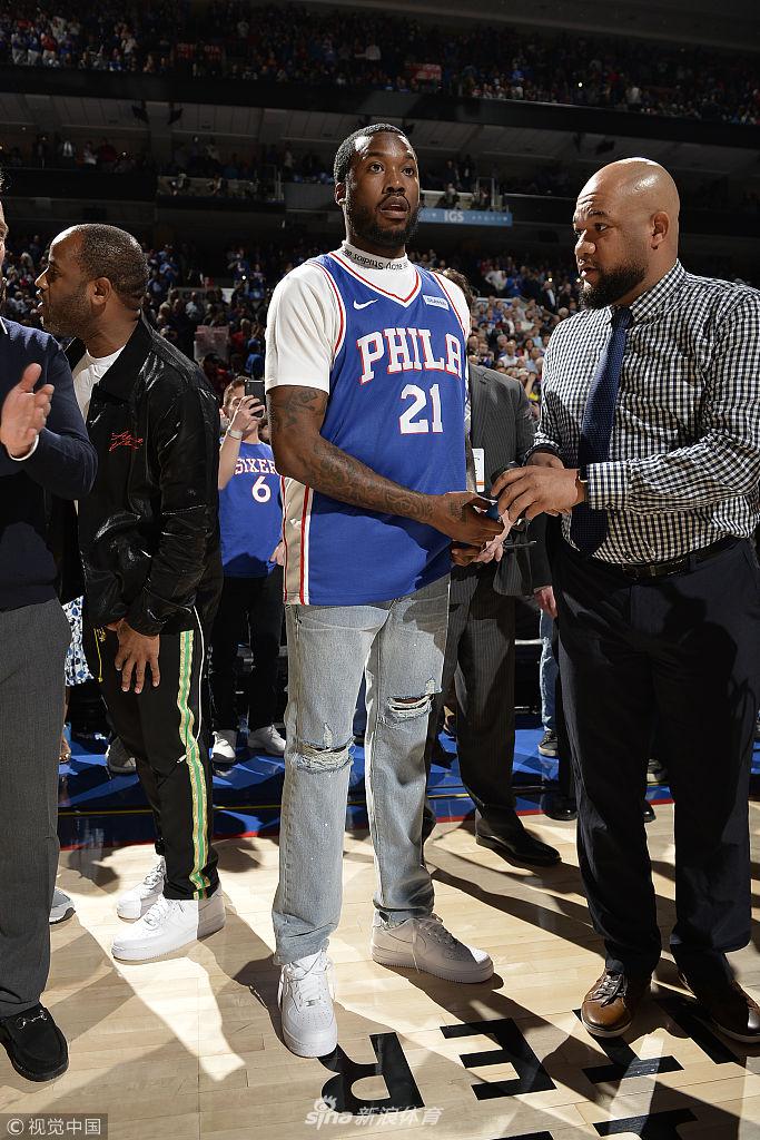 出狱歌手现身费城为76人打call