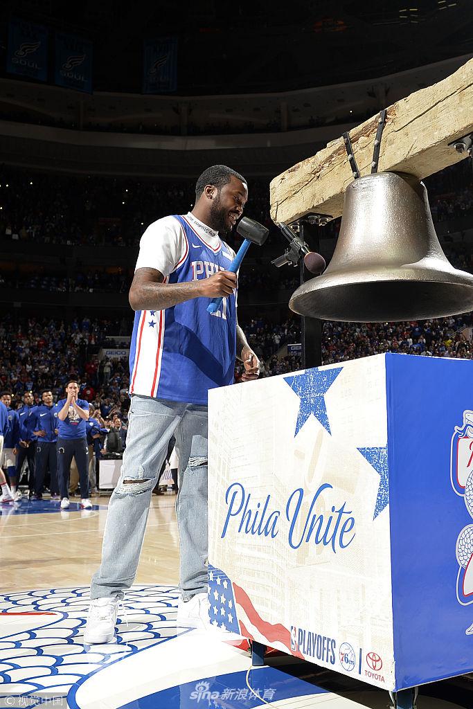 出狱歌手现身费城为76人打call