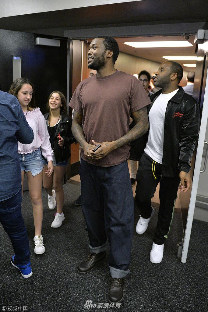 出狱歌手现身费城为76人打call