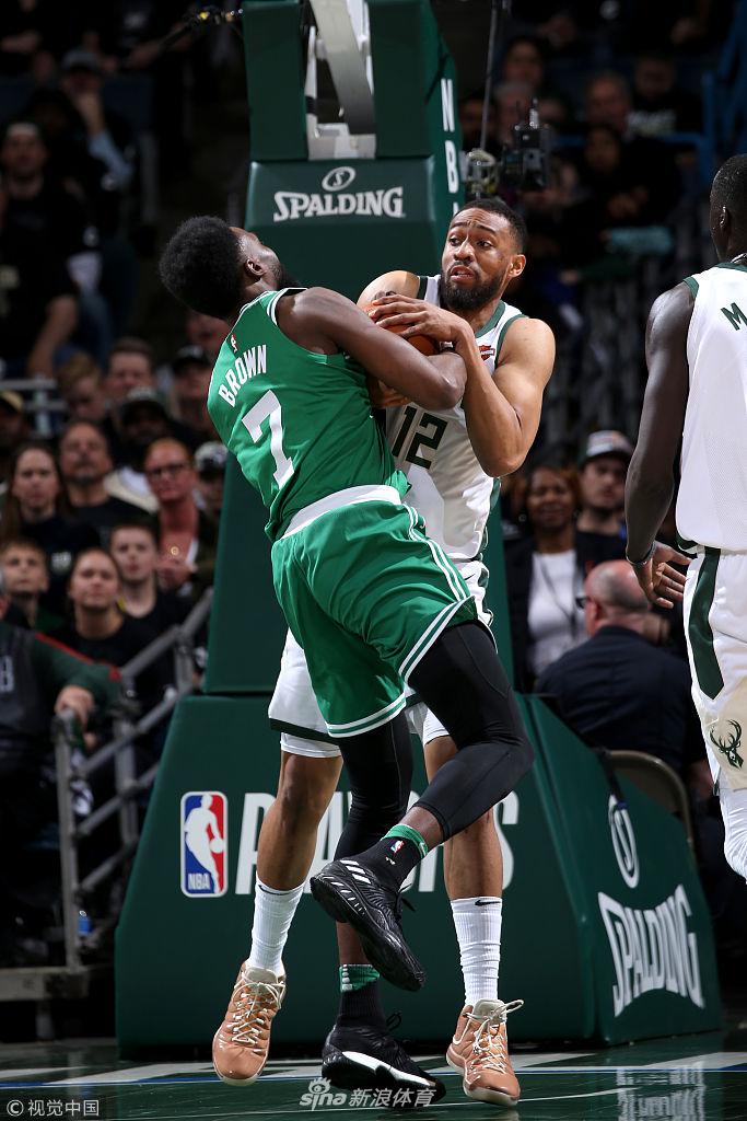 杰伦-布朗上篮受阻