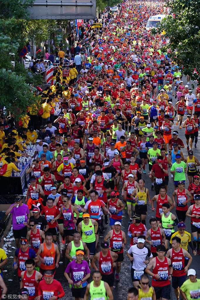 北京马拉松鸣枪起跑