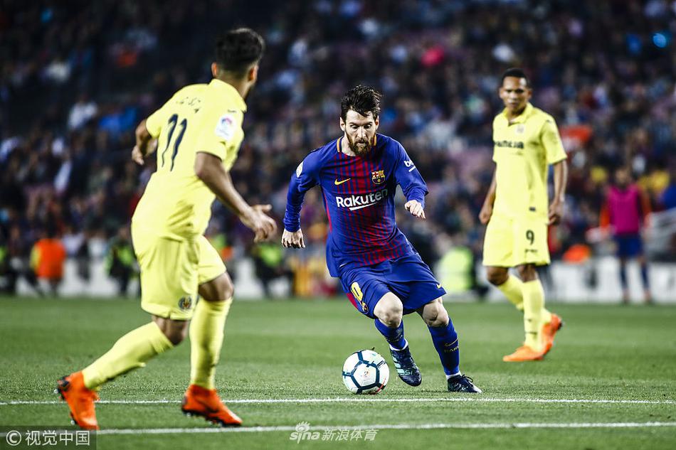 梅西带球突破