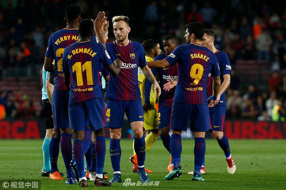 巴萨队员庆祝