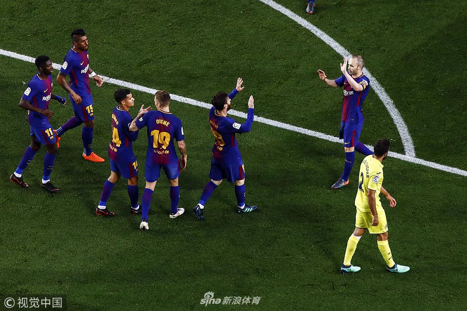 巴萨队员庆祝
