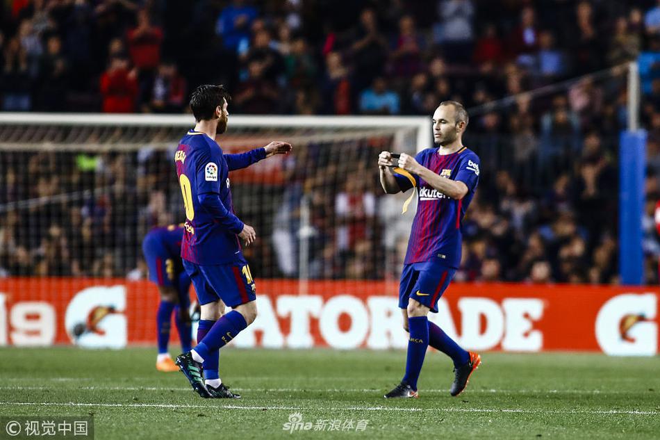 小白将队长袖标递给梅西