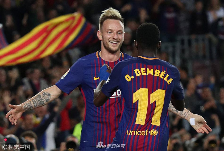 拉基蒂奇与登贝莱庆祝