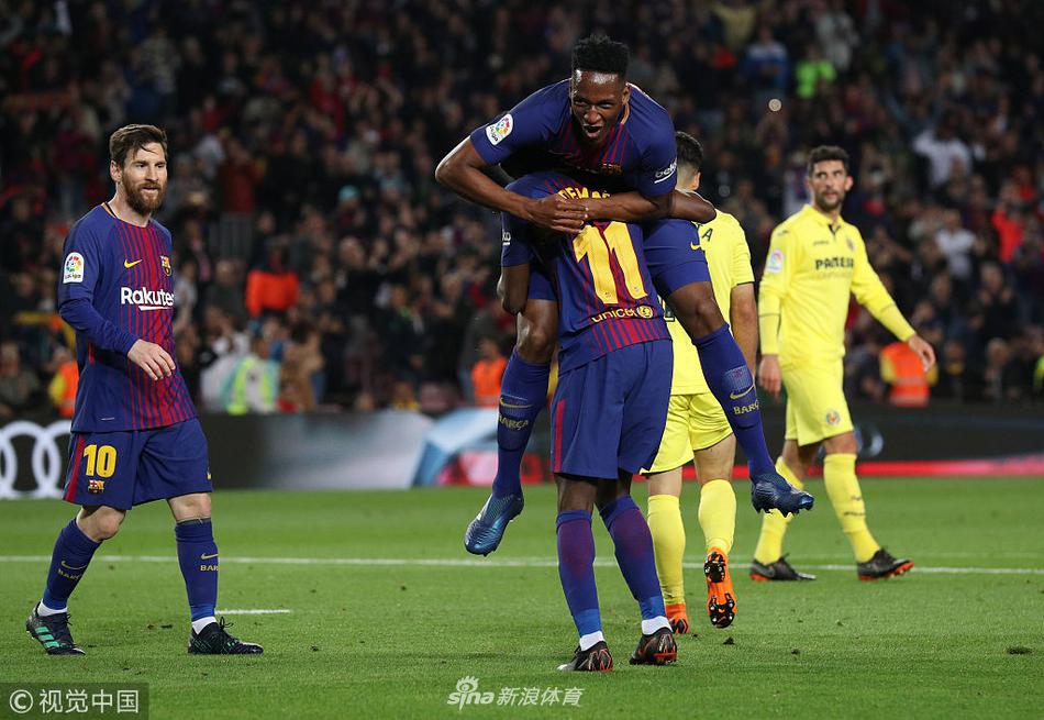 队友祝贺登贝莱破门