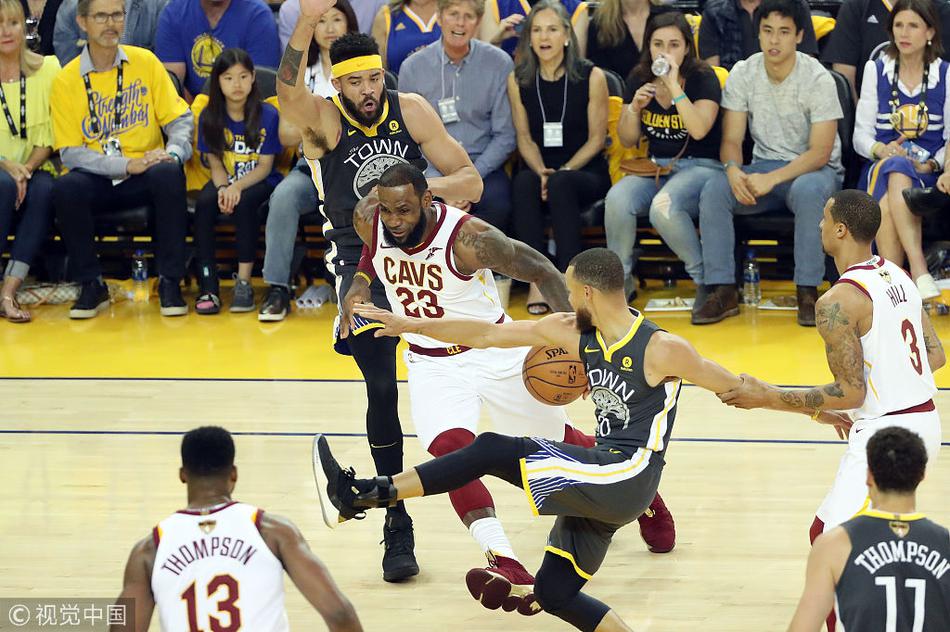 詹姆斯突破库里阻拦