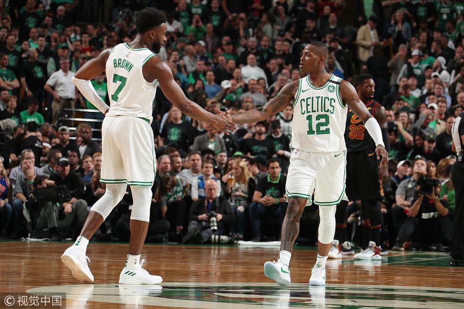 杰伦-布朗也罗齐尔击掌