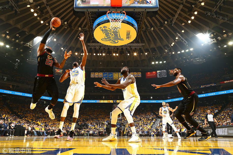 詹姆斯篮下出手