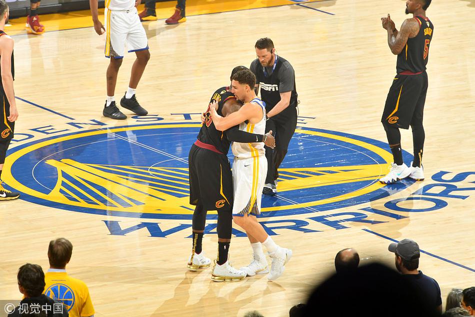 詹姆斯拥抱汤普森