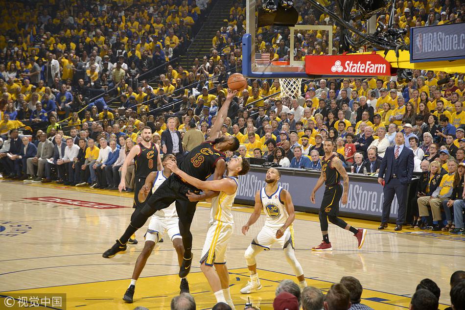 汤普森争抢篮板