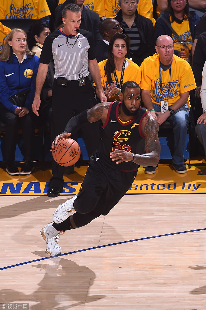 詹姆斯持球突破