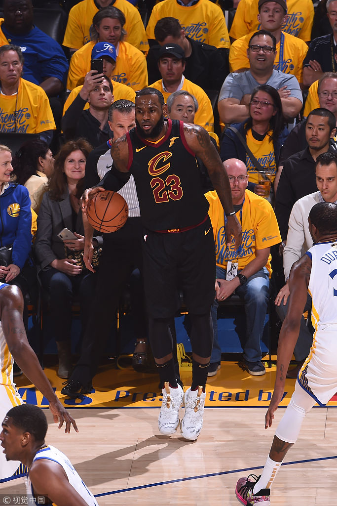 詹姆斯三分线外持球