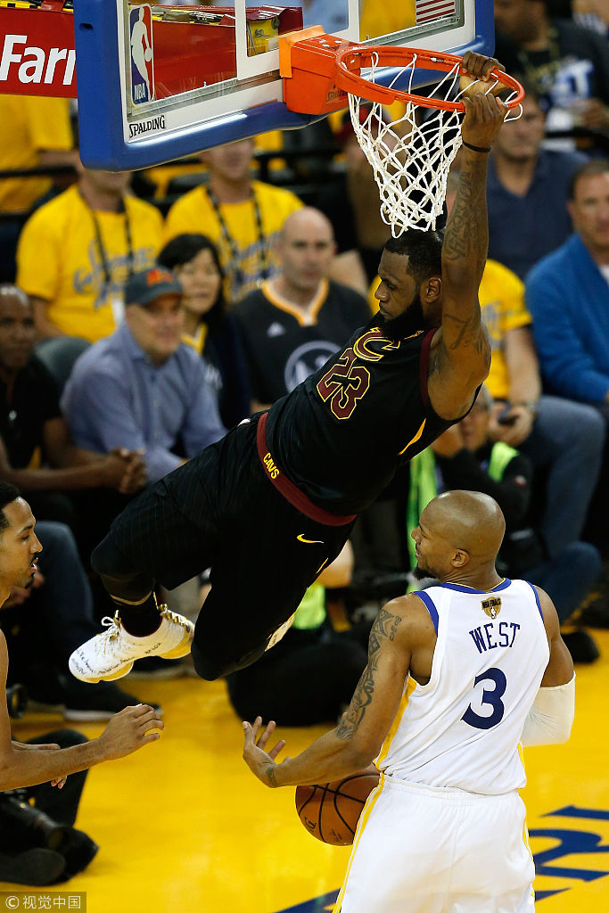 詹姆斯暴扣得手