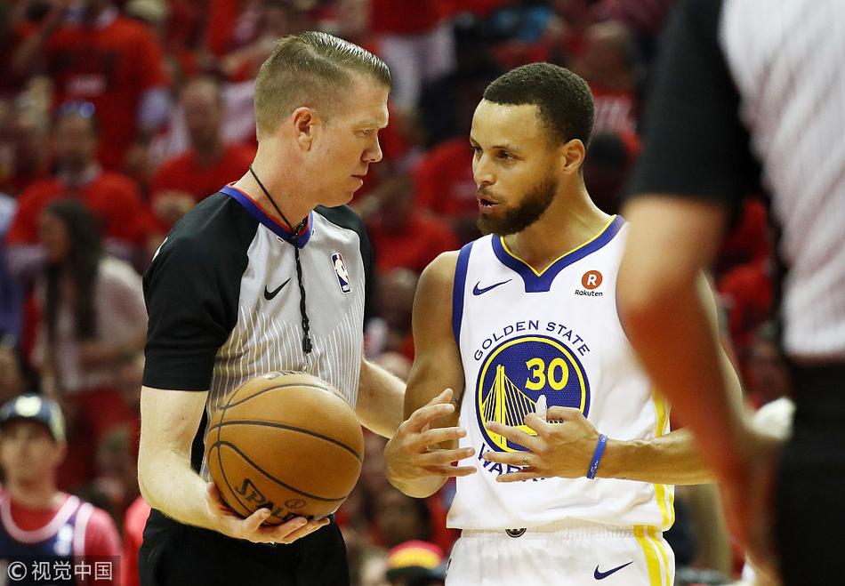 库里跟裁判交流