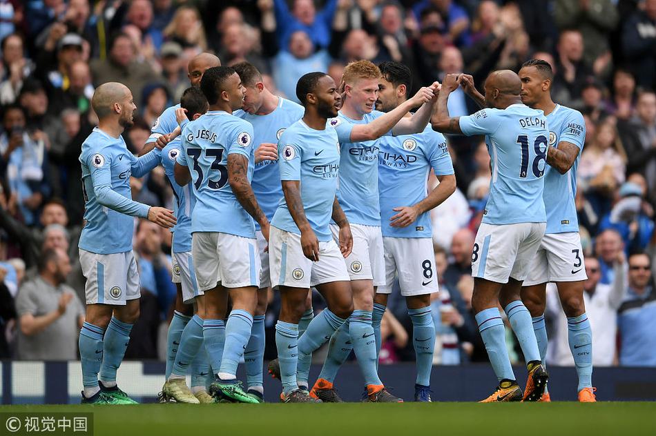 曼城众将庆祝