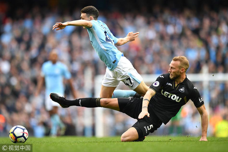 福登遭对手飞铲