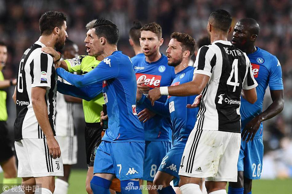 两队球员起争执