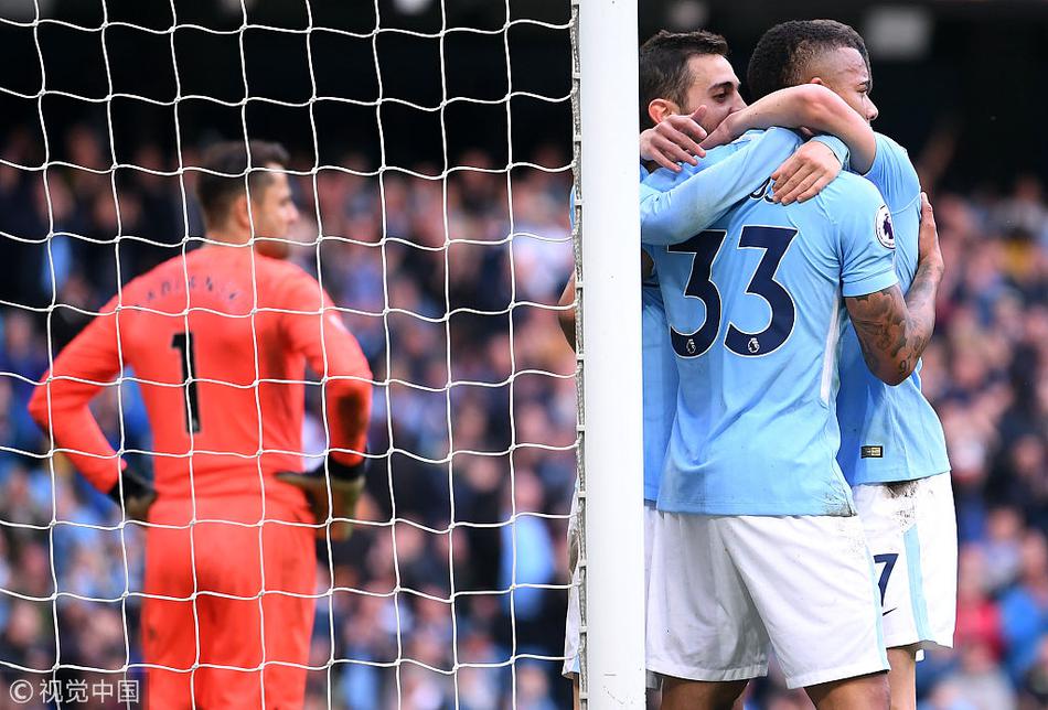 曼城球员门前庆祝