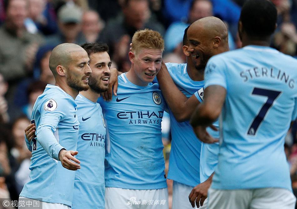 队友祝贺德布劳内