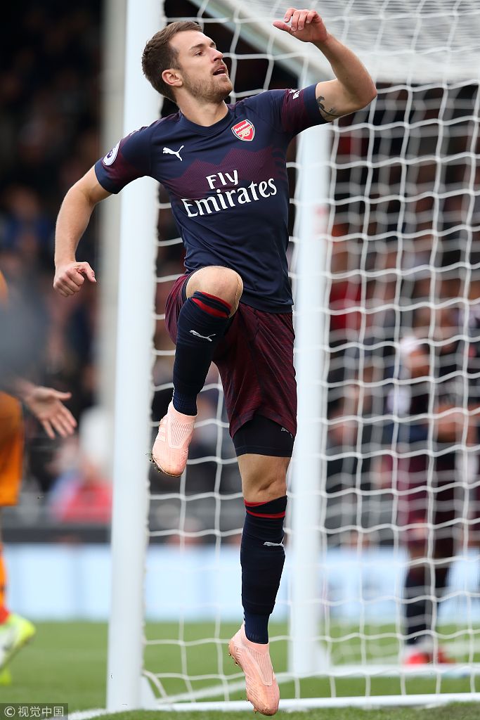 拉姆塞庆祝进球