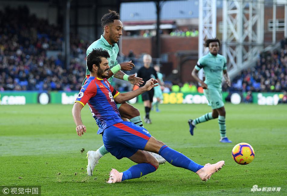 奥巴梅杨与对手争抢