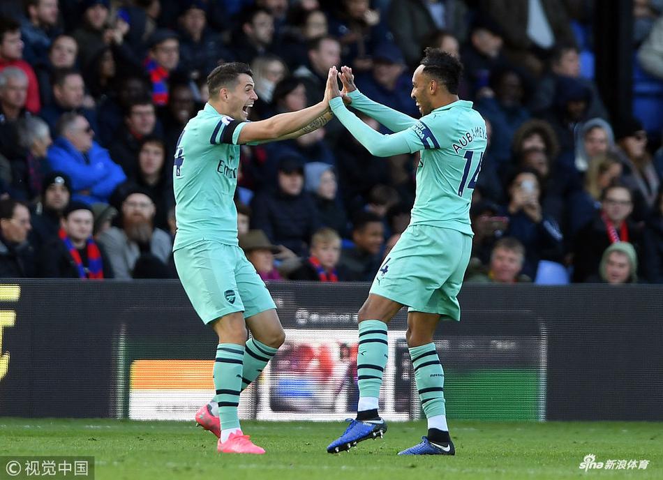 扎卡与奥巴梅杨庆祝进球