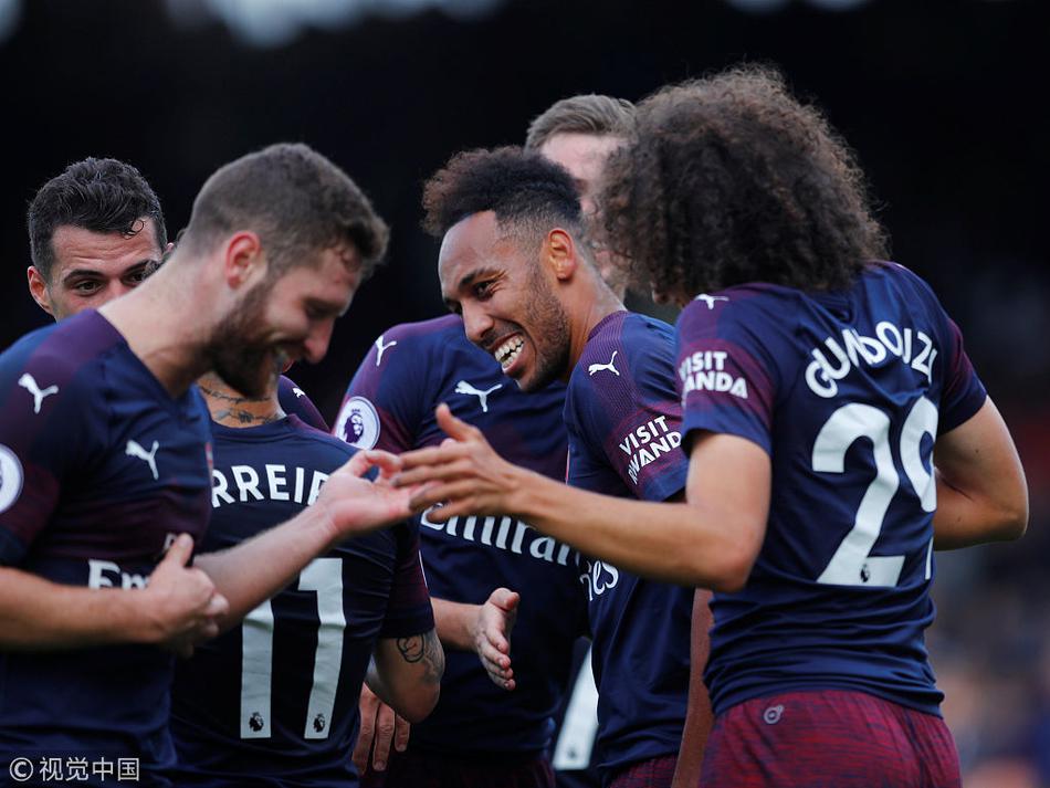 奥巴梅杨庆祝进球