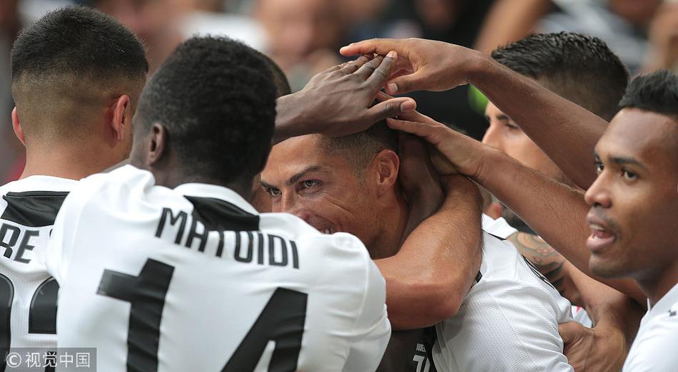 尤文队员庆祝进球