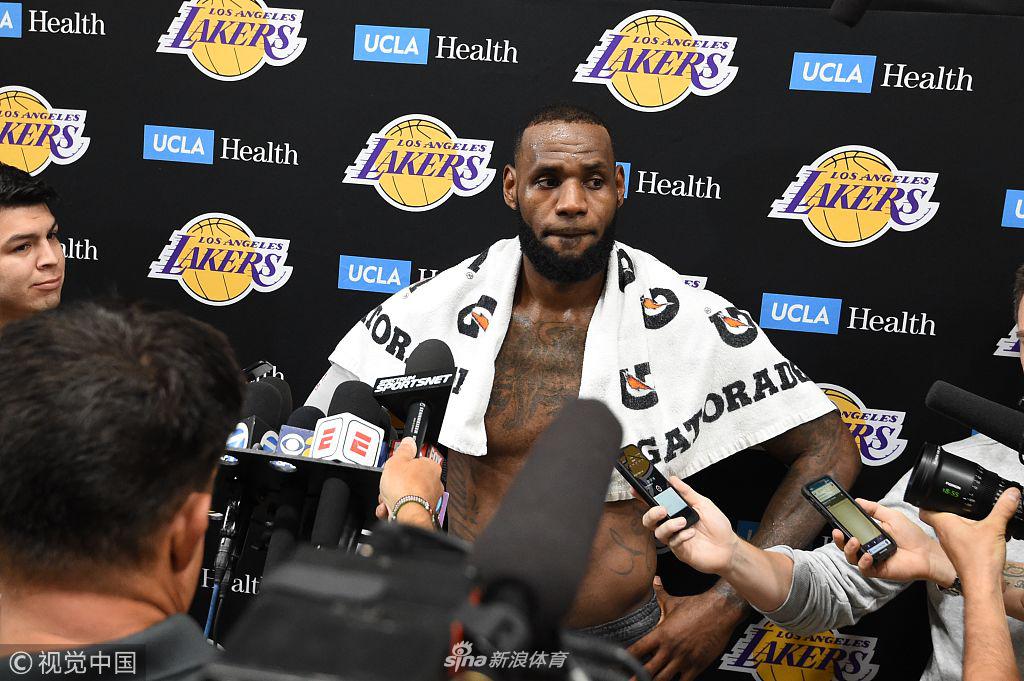 湖人训练备战新赛季 詹皇光膀子引关注